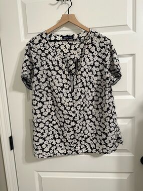 Jones New York Signature Black and White Floral Split V-Neck Short Sleeve Blouse